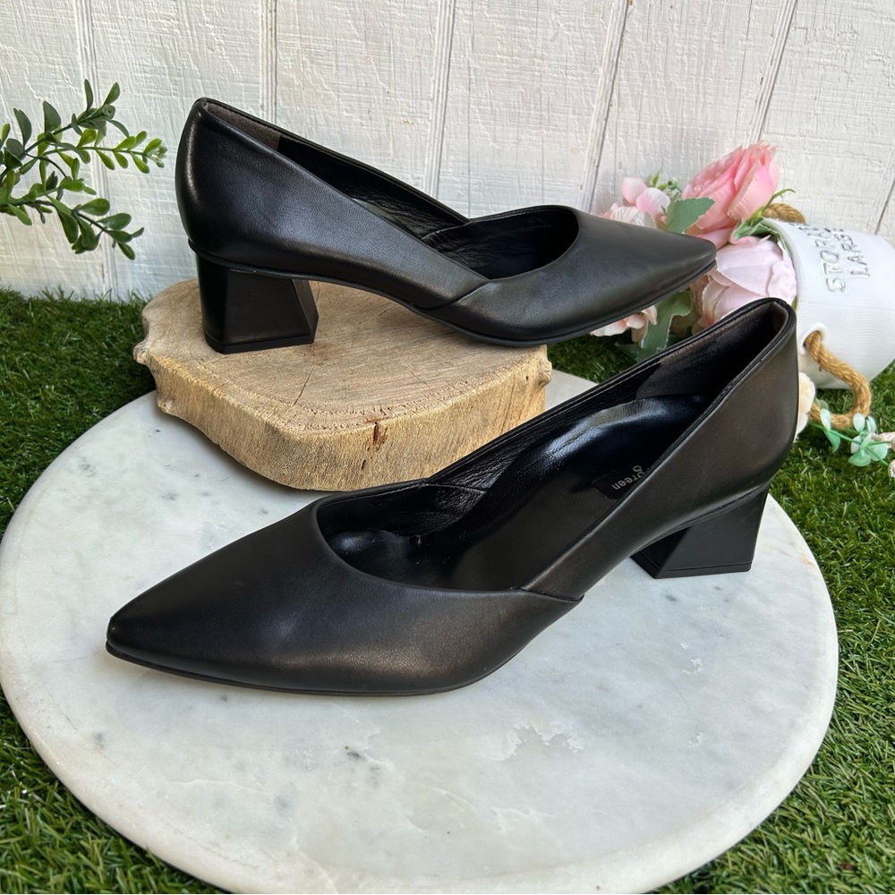 PAUL GREEN WITT PUMP
$389 women size 5.5 US 8 NEW 2”
Color - Black Softnappa